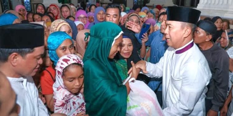 Gubernur ASR Salurkan 150 Ribu Paket Sembako Kepada Masyarakat
