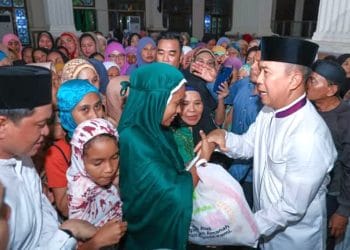 Gubernur Sultra Salurkan 150 Ribu Paket Sembako Kepada Masyarakat