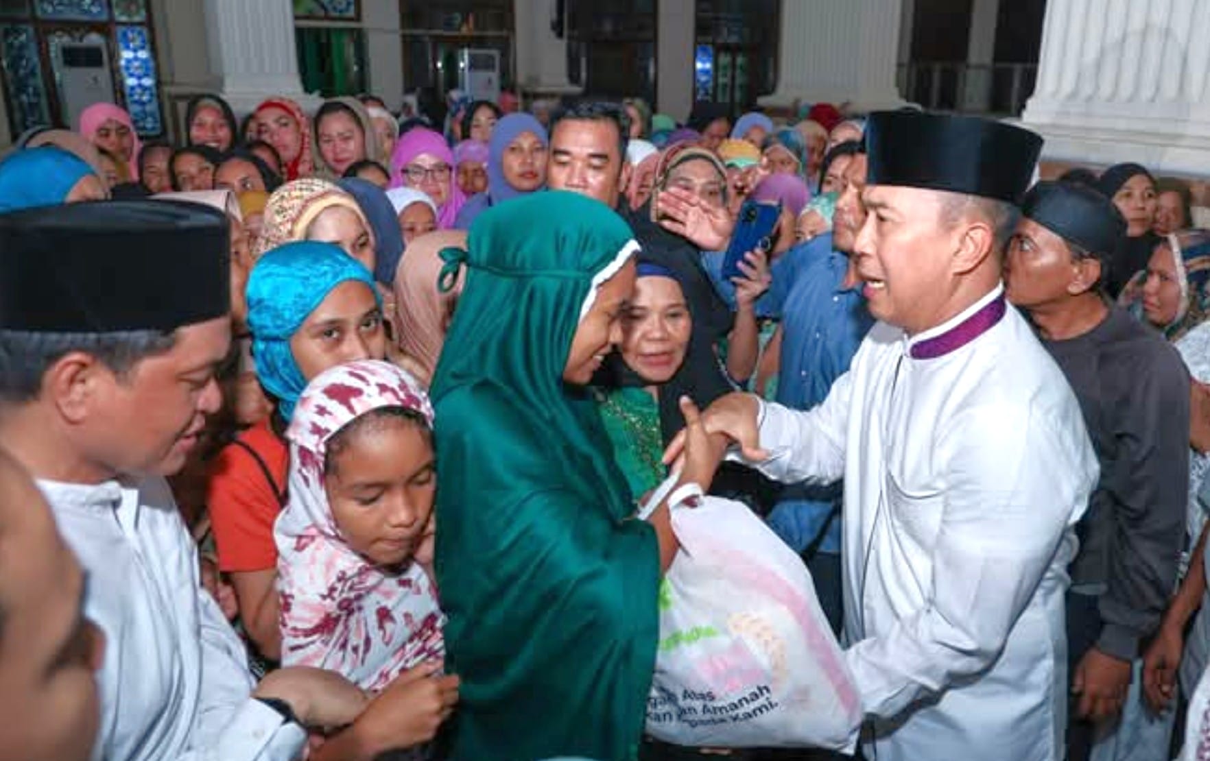 Gubernur Sultra Salurkan 150 Ribu Paket Sembako Kepada Masyarakat