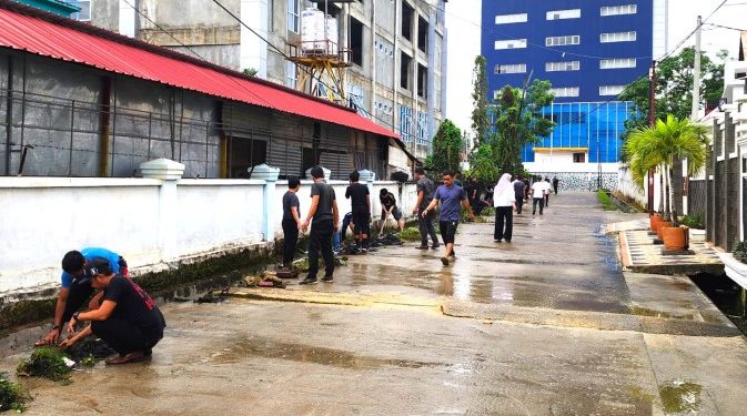 Tanamkan Rasa Memiliki, Kadis ESDM Sultra Pimpin Aksi Bersih Kantor