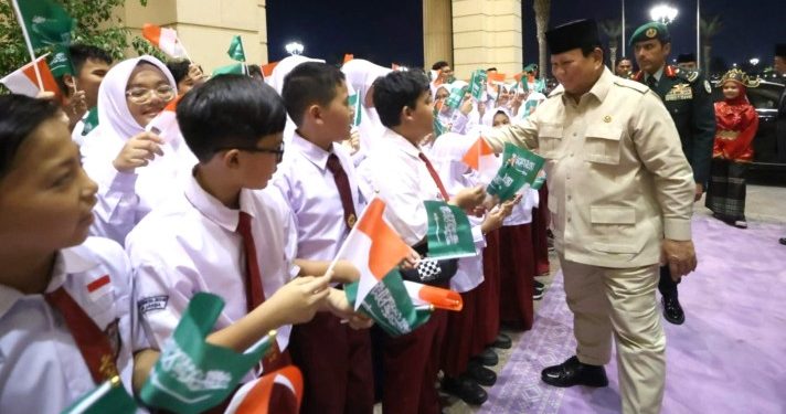 Presiden Prabowo Disambut Meriah oleh Pelajar dan Diaspora Indonesia Setibanya di Jeddah