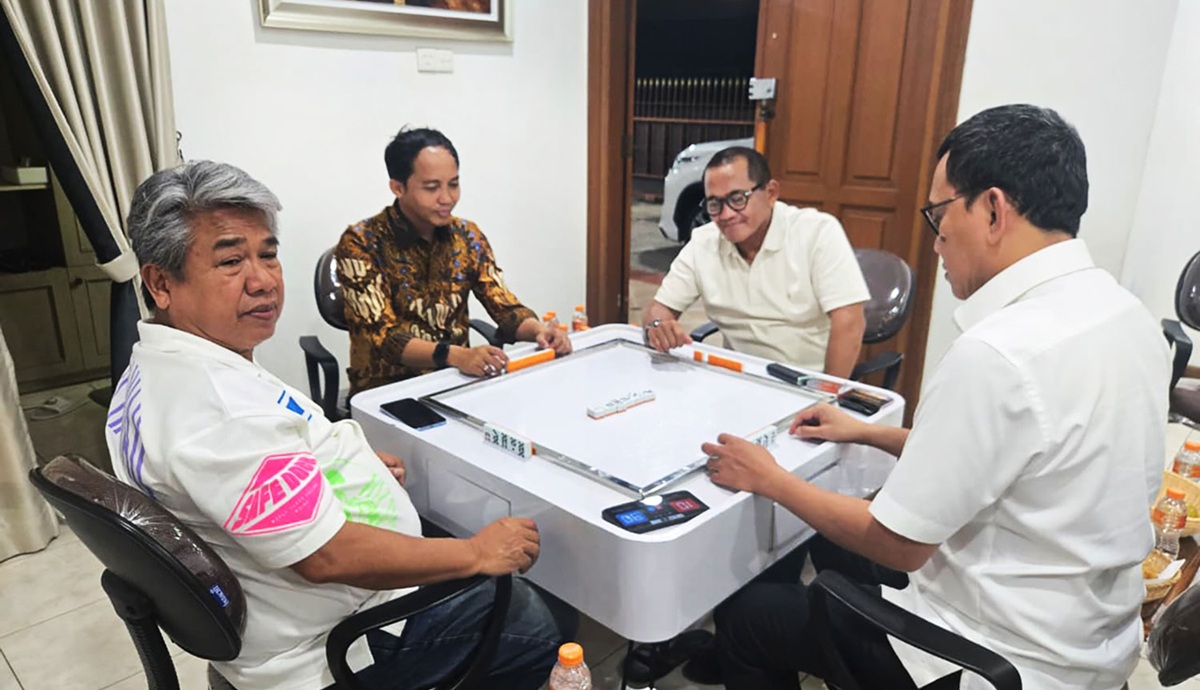 Soal Foto Main Domino, Raja Juli Tegaskan Tak Kenal Azis Wellang