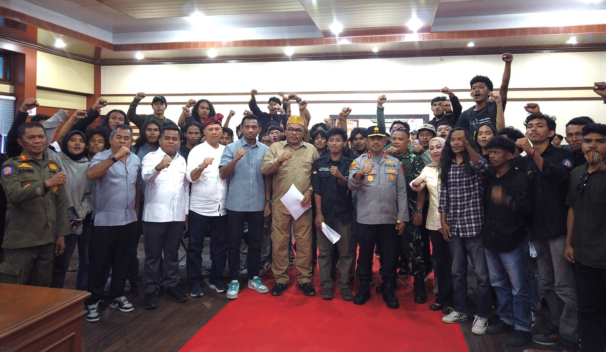 Ketua DPRD Sultra La Ode Tariala Bacakan Tuntutan Demonstran