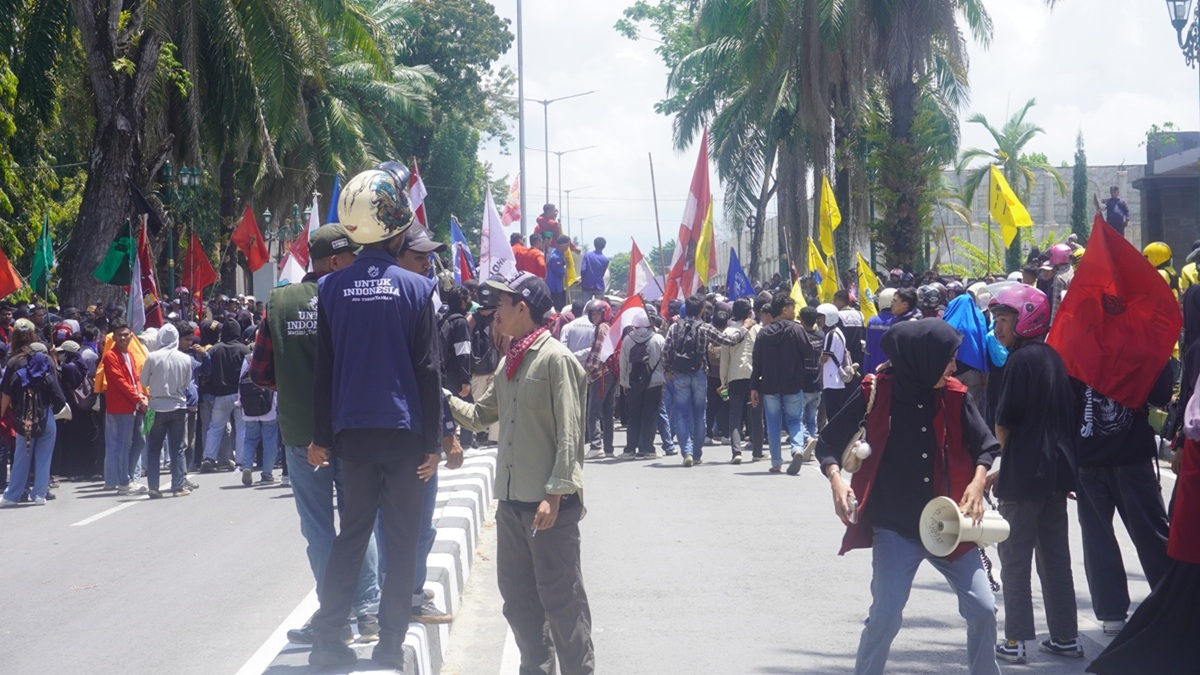 Provokasi Petasan dan Lemparan Batu Sempat Warnai Aksi di DPRD Sultra