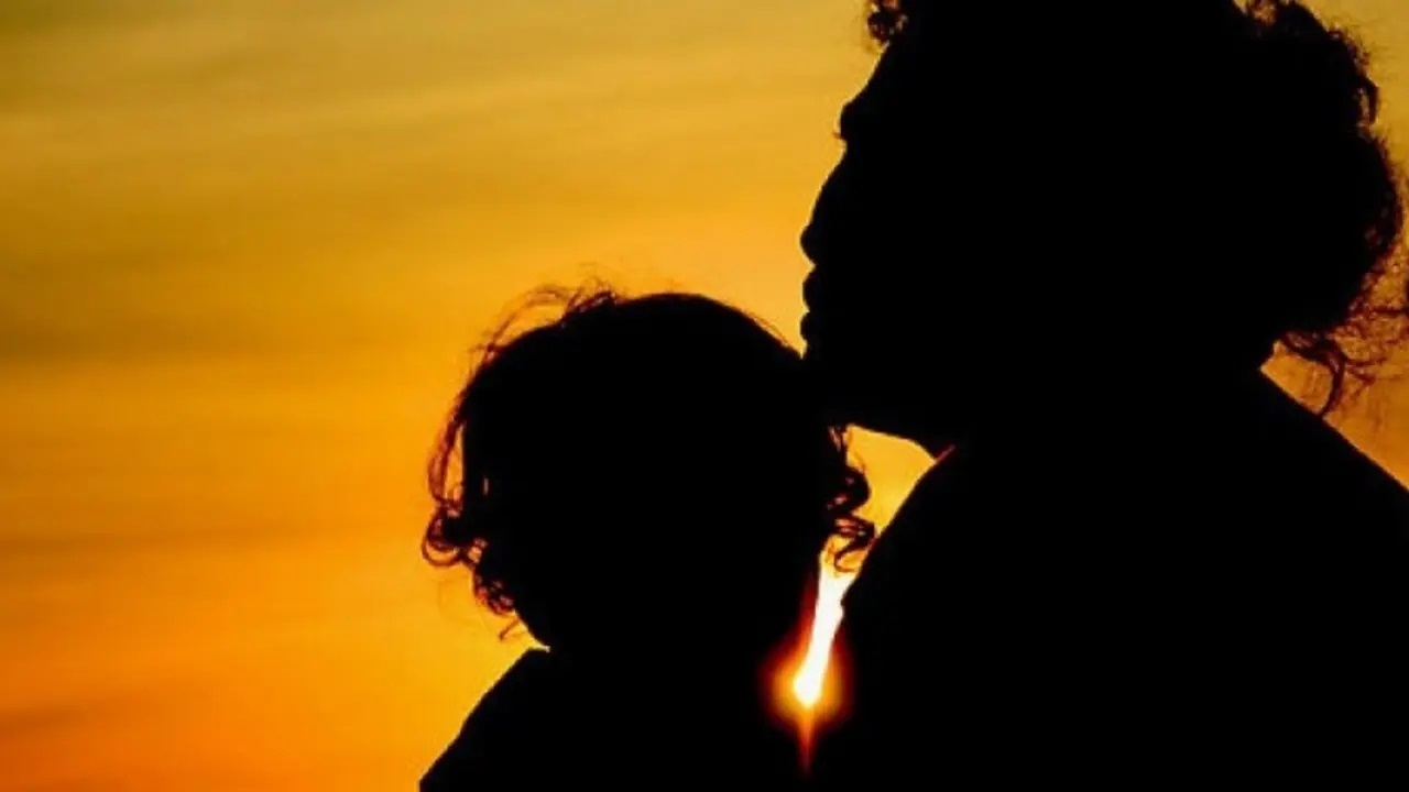 Tangisan Ibu di Tengah Amarah Massa: Kasih Sayang yang Tak Kenal Syarat