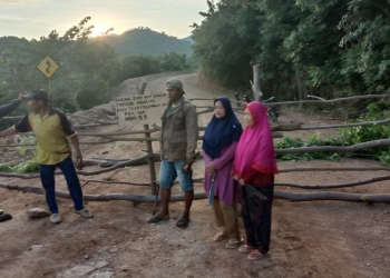 Warga Blokir Jalan Holing PT Almharig di Pulau Kabaena