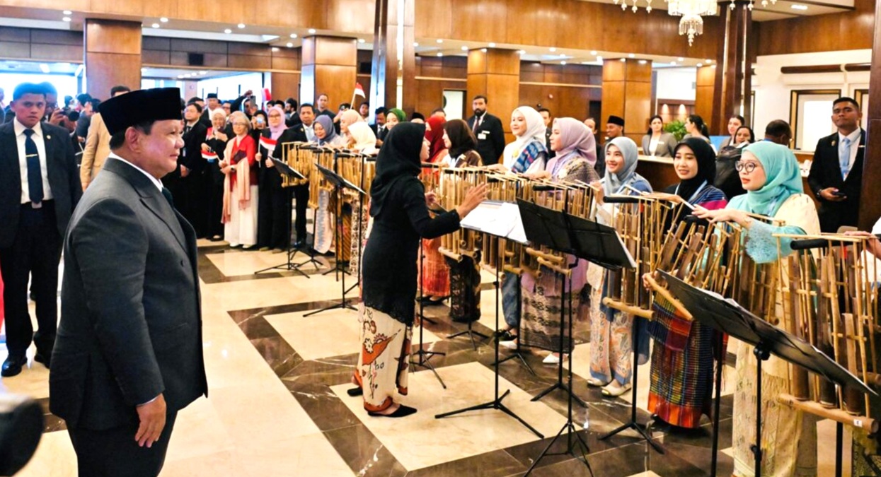WNI Sambut Presiden Prabowo di Islamabad dengan Angklung, Hangat dan Penuh Antusiasme