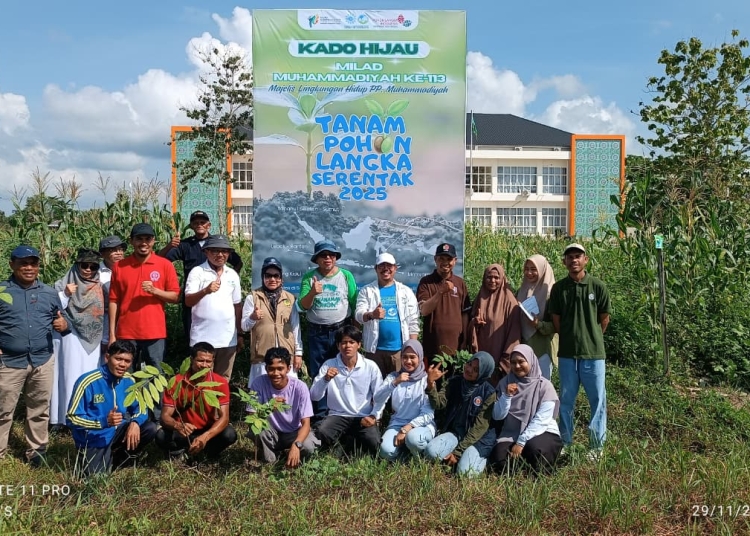 Muhammadiyah Sultra Tanam 50 Pohon Endemik sebagai Kado Hijau Milad ke-113