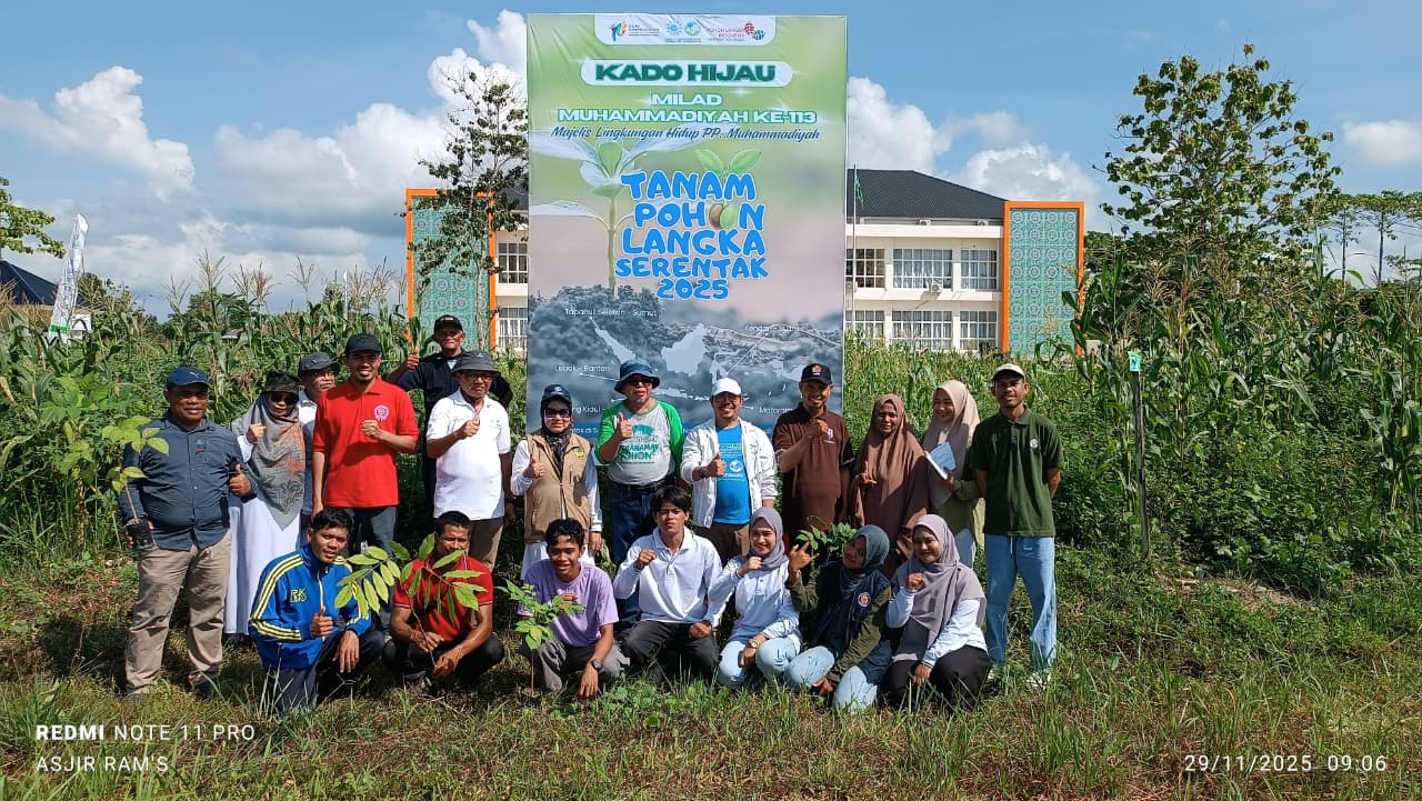 Muhammadiyah Sultra Tanam 50 Pohon Endemik sebagai Kado Hijau Milad ke-113