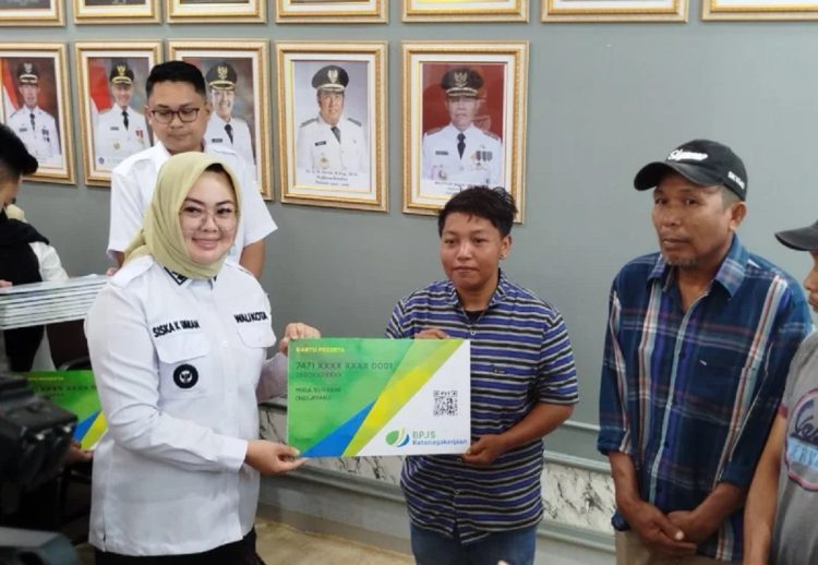 Pemkot Kendari Salurkan BPJS Ketenagakerjaan ke 1.500 Pekerja Informal